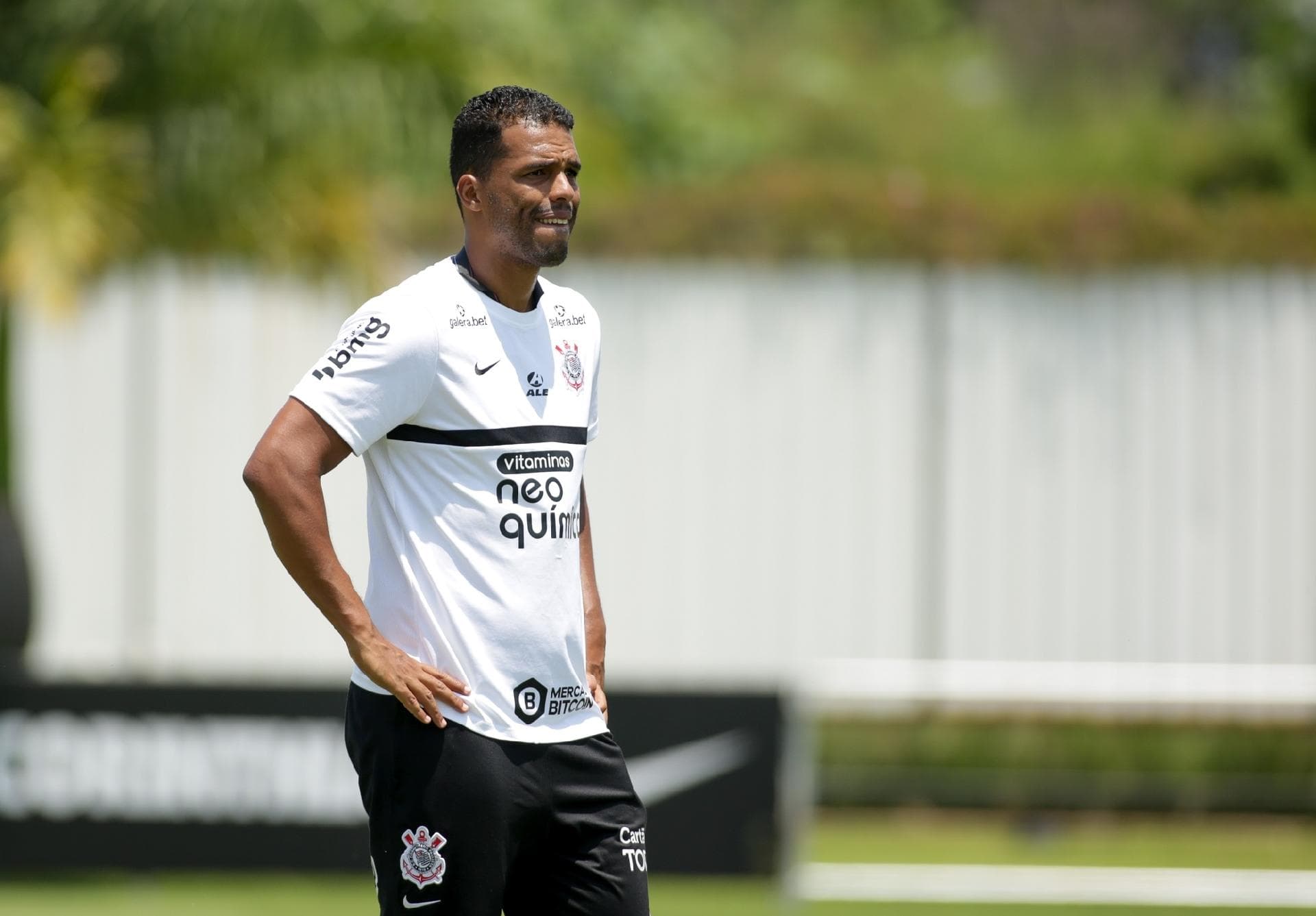 Auxiliar esteve envolvido em polêmica, e a torcida do Coringão não gostou nem um pouco
