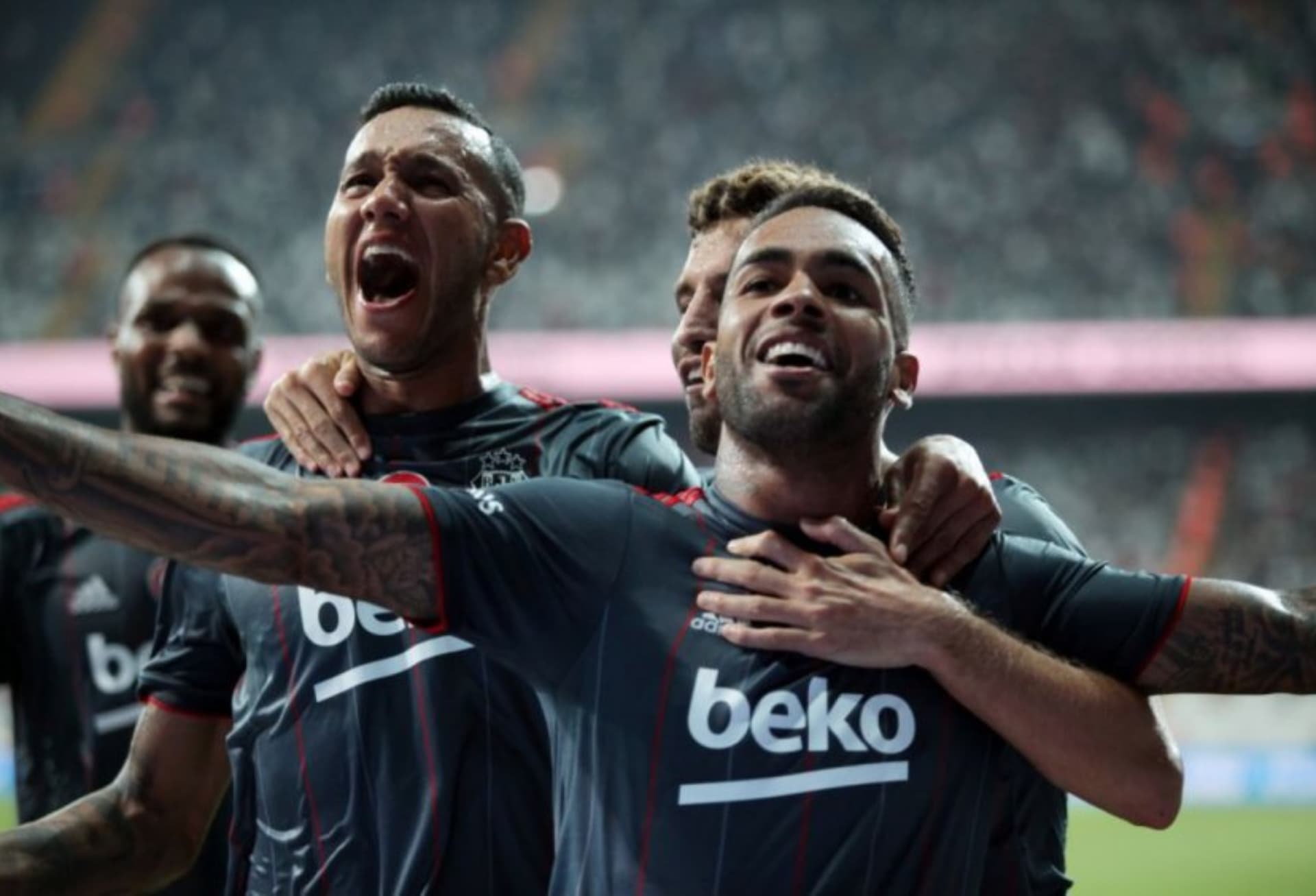 Avançado brasileiro é jogador do Besiktas