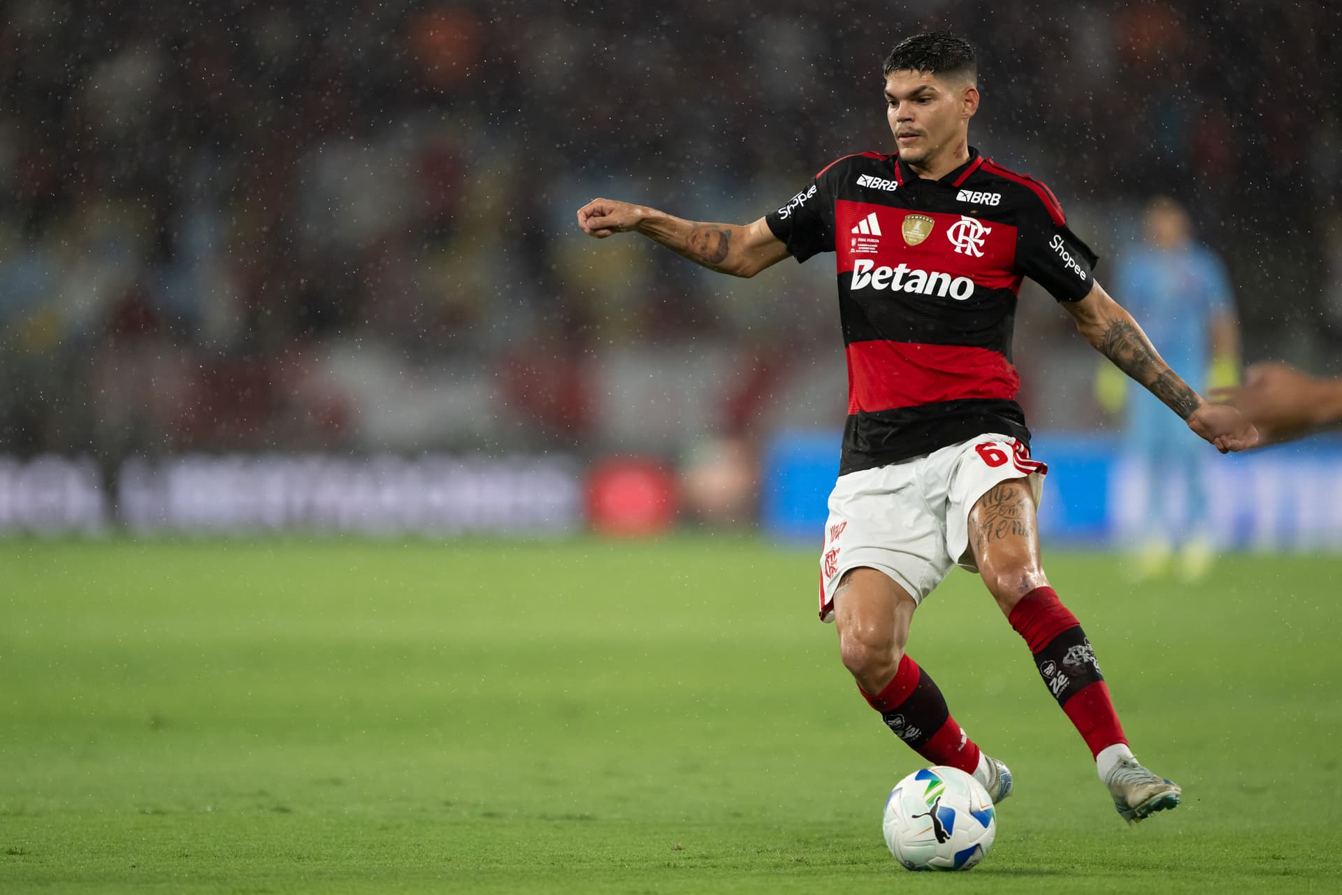 Ayrton Lucas em ação no Flamengo. Foto: Thiago Ribeiro/AGIF
