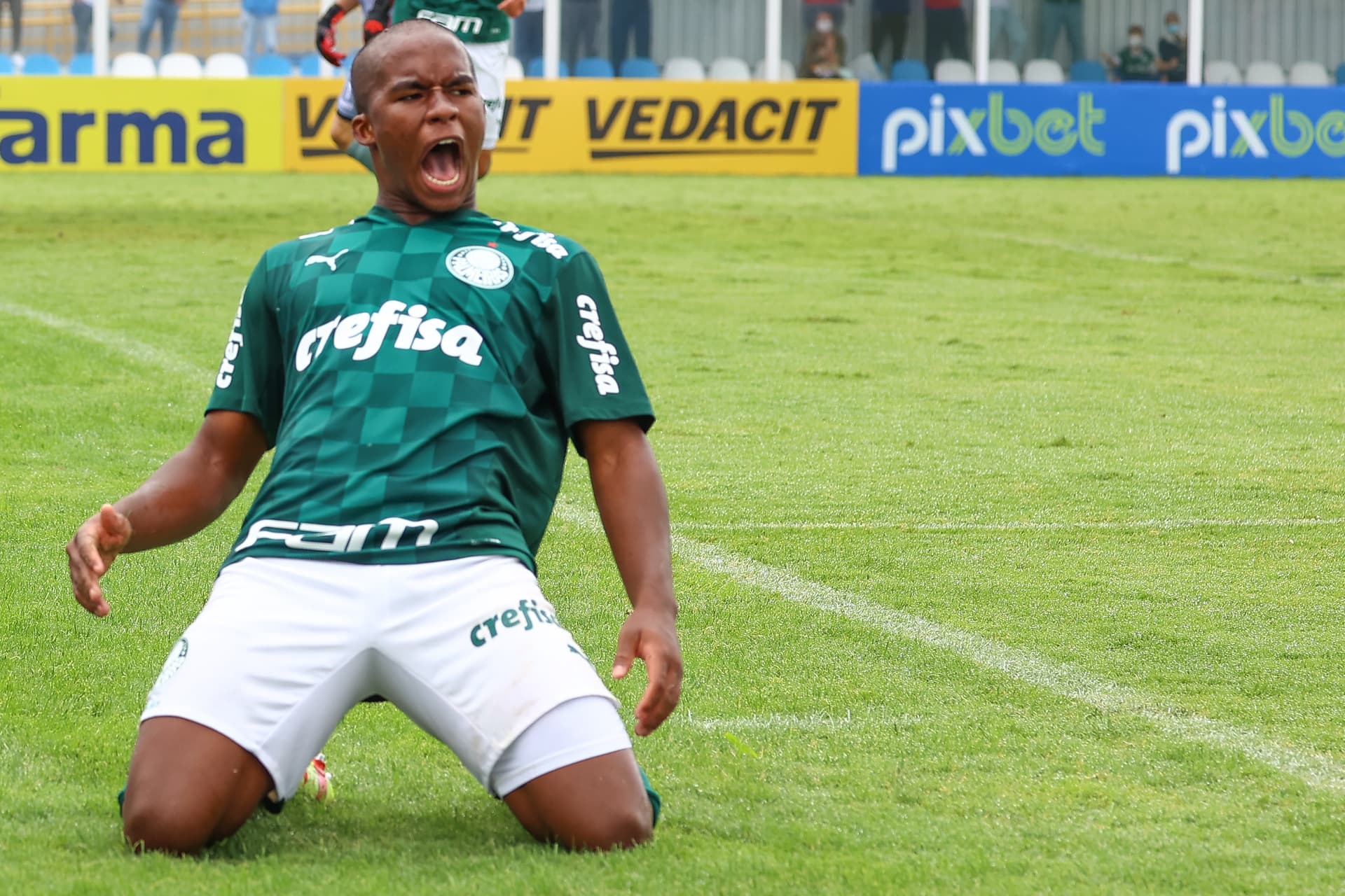 Badalada lista da revista inglesa Fourfourtwo tem os palmeirenses Veron e Endrick