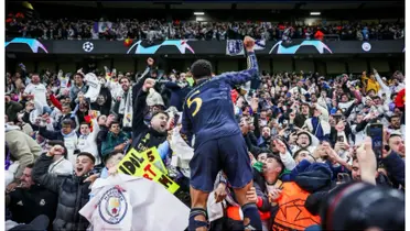 Beellingham comemorando a classificação com a torcida do Real Madrid