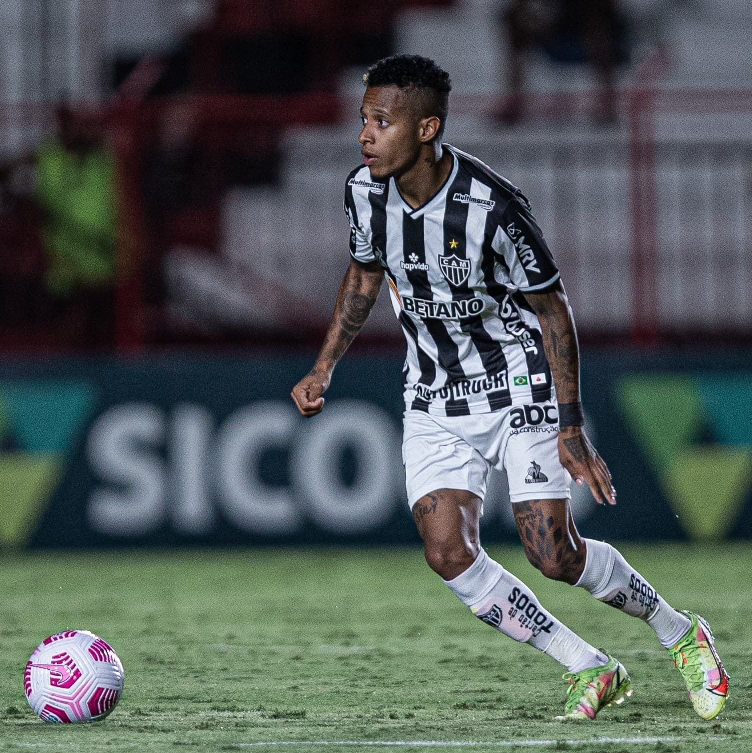 Botafogo quer desembolsar fortuna por jogador do Galo, que não verá a cor do dinheiro, entenda