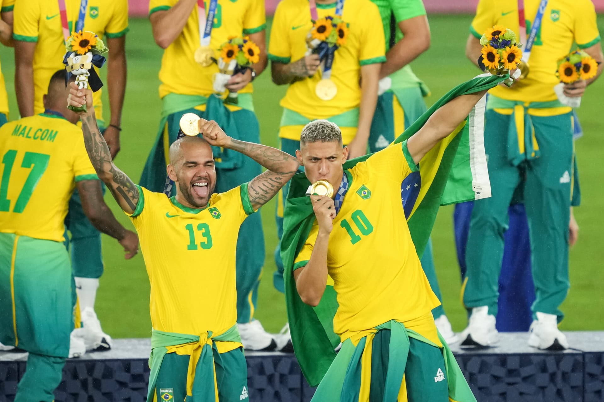 Brasil conquista o bicampeonato olímpico, mas Daniel Alves não está nada feliz com sua carreira após taça inédita