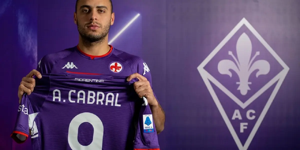 Brasileiro chega à Viola para substituir centroavante sérvio que assinou com a Juventus