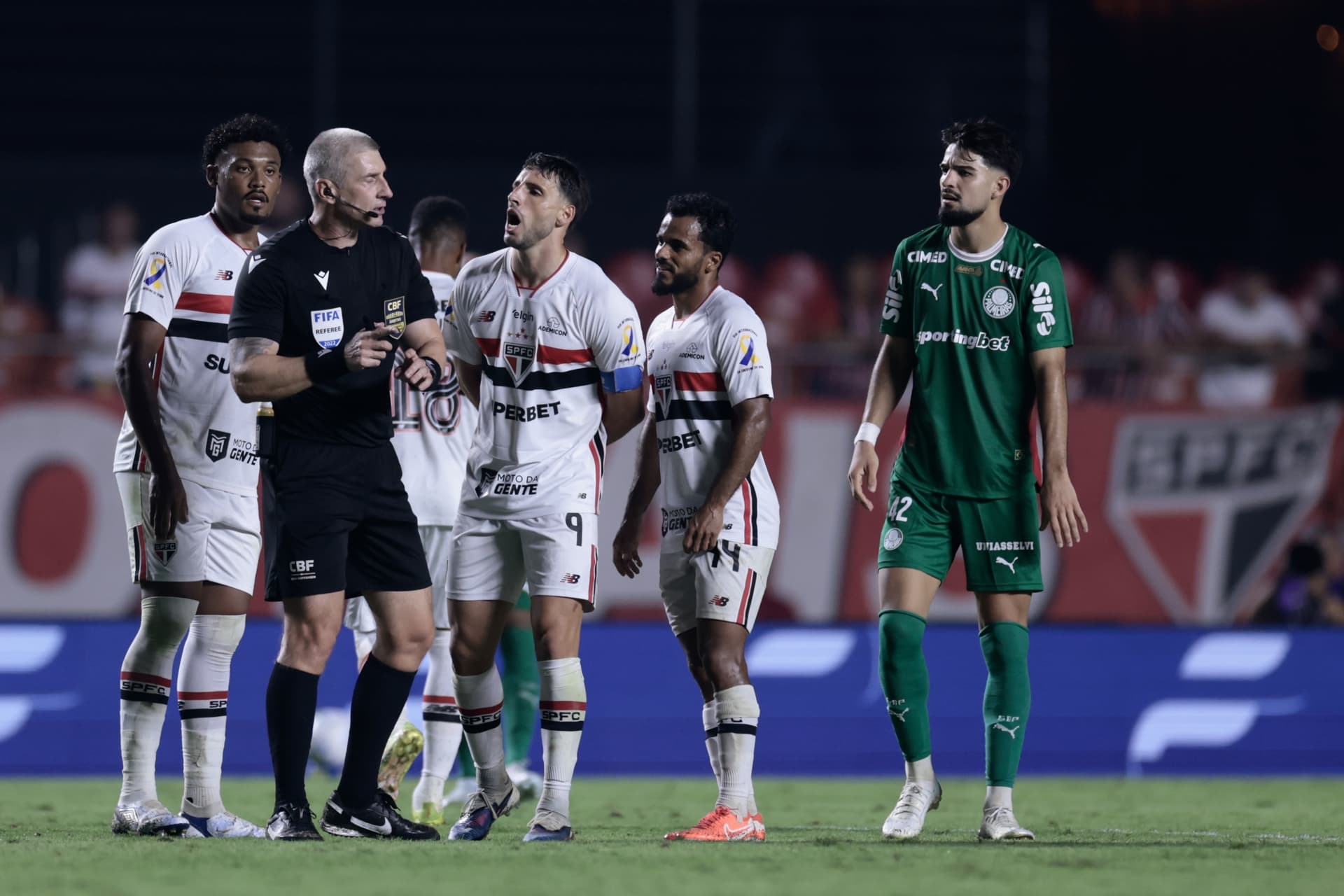 Calleri, jogador do São Paulo, reclama com a arbitragem durante partida contra o Palmeiras no estadio Morumbi pelo campeonato Brasileiro A 2026. Foto: Marcello Zambrana/AGIF