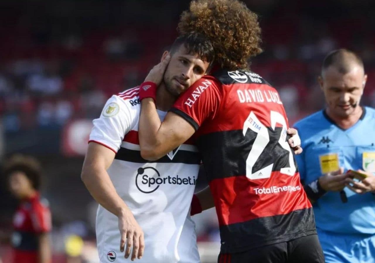 Calleri perdeu a cabeça em vexame do São Paulo diante do Flamengo e pediu desculpas por seu ato impensável