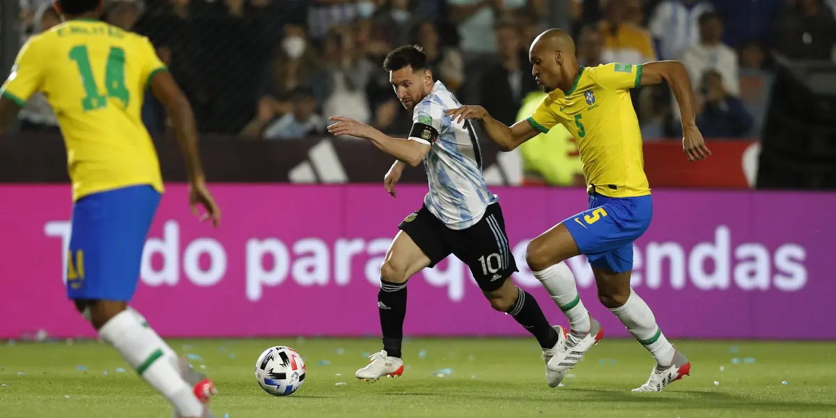 Camisa 10 da Argentina pouco produziu e internautas apontaram responsáveis pelo jogo sem brilho de La Pulga