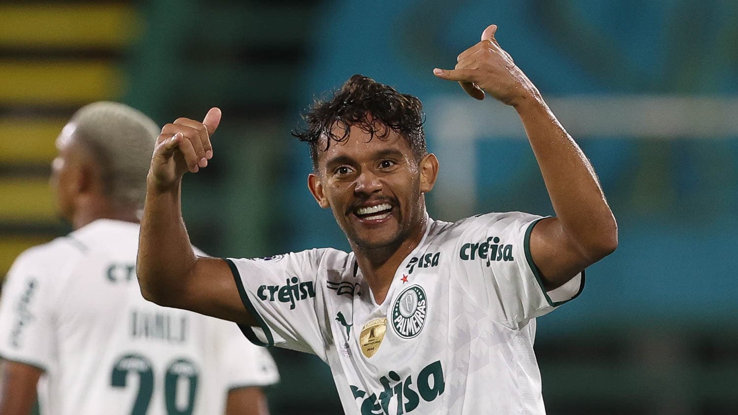 Camisa 14 tem contrato só até o fim do ano e pode ser negociado em caso de oferta vantajosa
