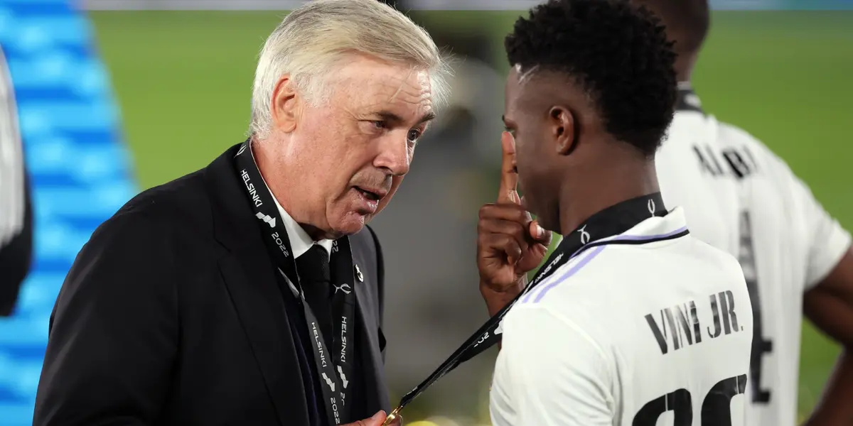 Carlo Ancelotti conversa com Vinicius Júnior