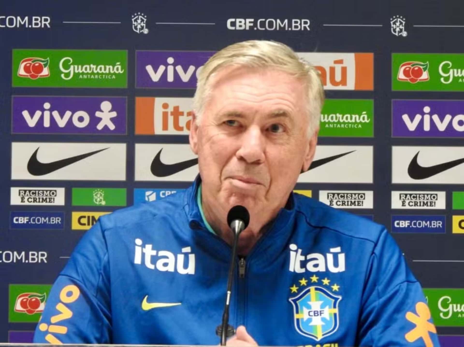 Carlo Ancelotti durante entrevista coletiva pelo Brasil (foto: Pablo PORCIUNCULA / AFP)