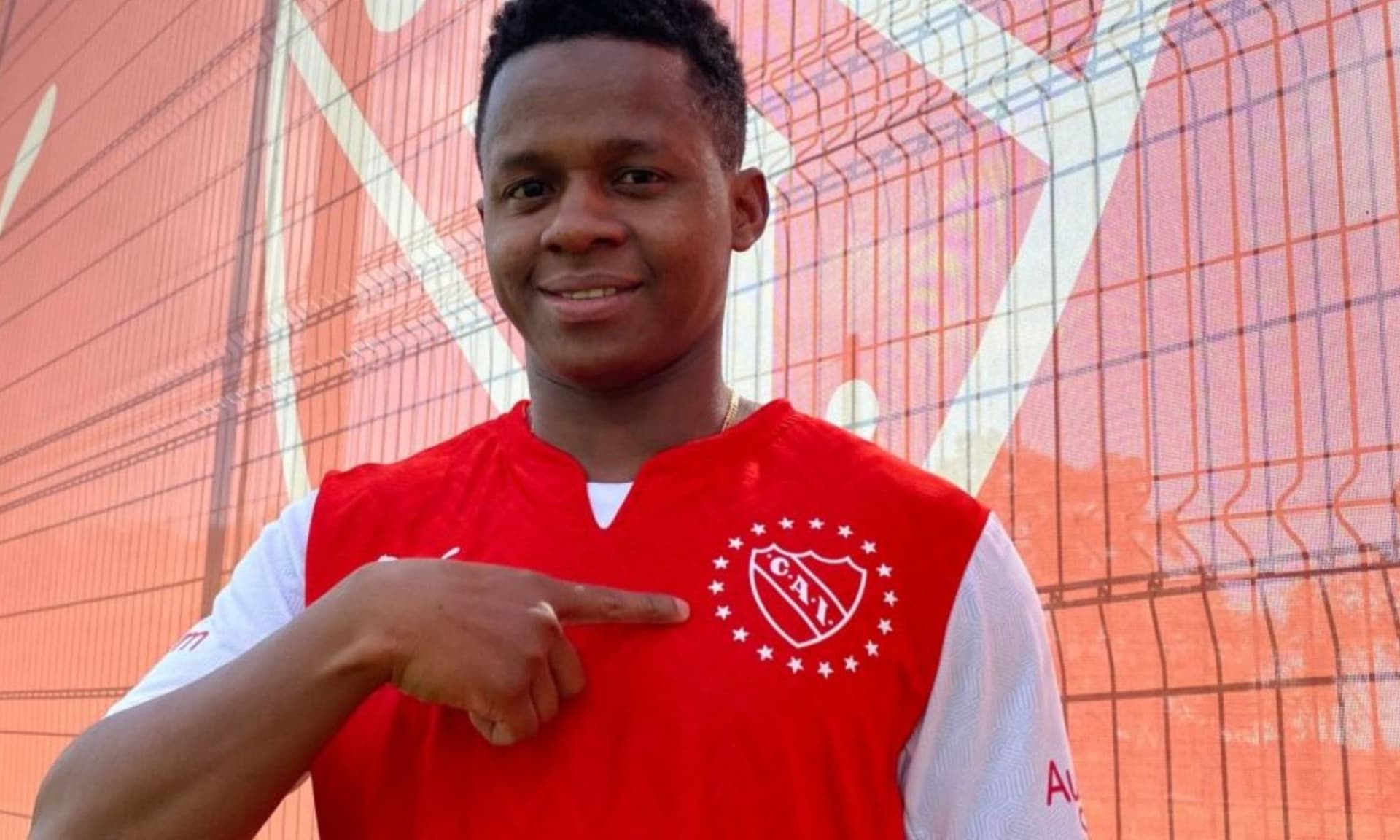 Cazares passou por grandes clubes no Brasil, e atualmente joga no Independiente