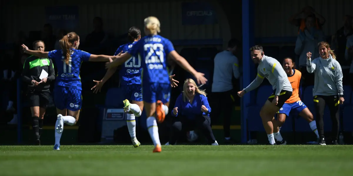 Chelsea é tricampeão inglês