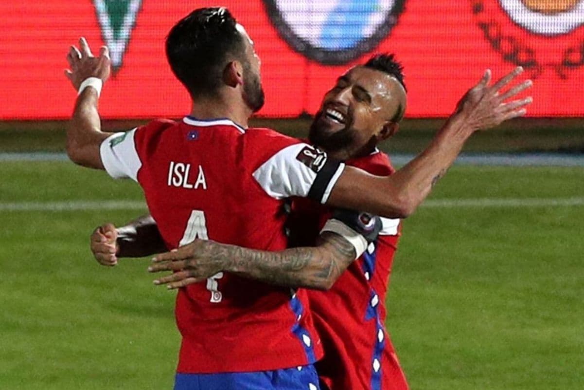 Chileno comemorou o gol marcado por seu companheiro de seleção