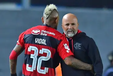 Chileno foi alvo de protestos no retorno do time ao Brasil