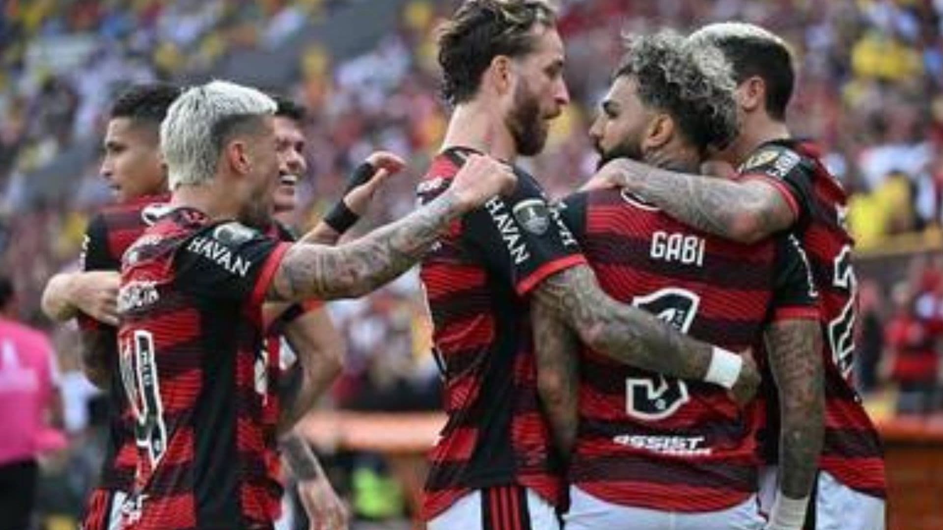 Chileno foi sondado pelo Colo-Colo e não descartou deixar o Flamengo antes do contrato acabar