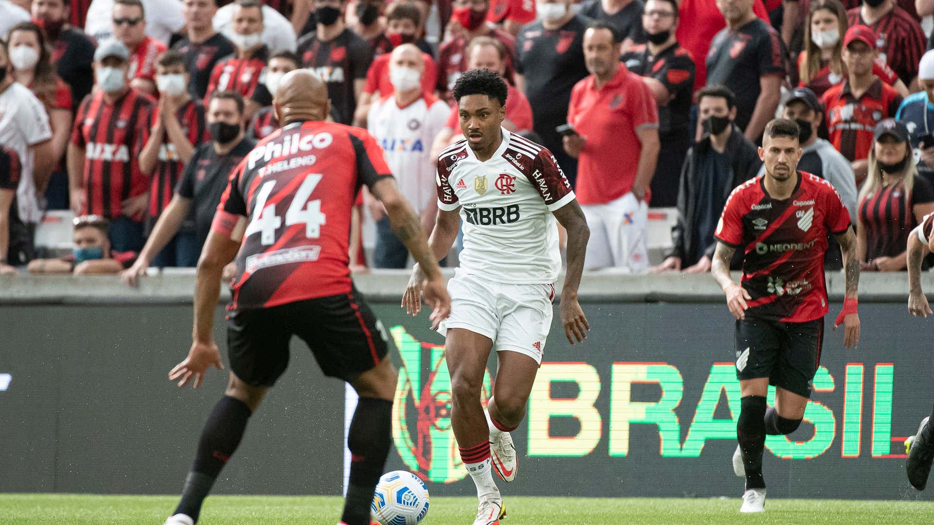 Clube ficou revoltado durante a partida contra o Athletico-PR