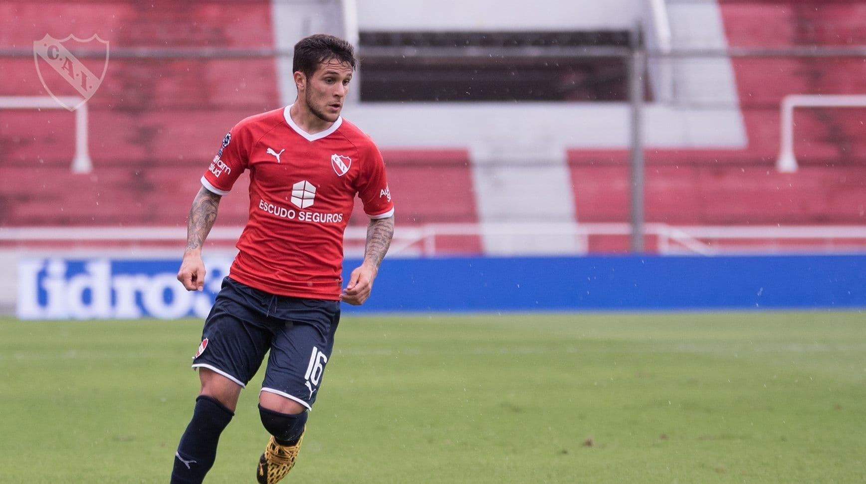 Clube gaúcho encaminhou acordo com o lateral-direito argentino para suprir carência no grupo de Alexander Medina