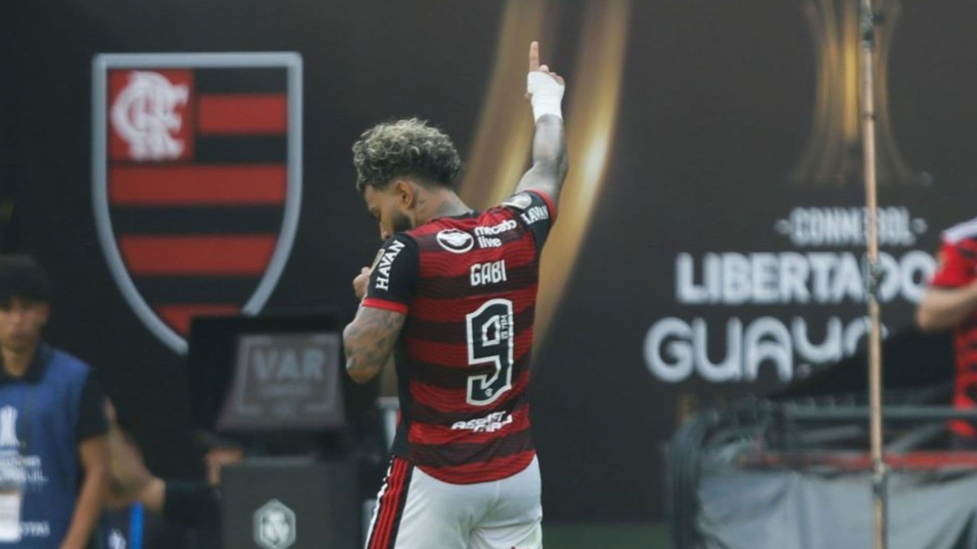 Clube receberá possível reforço para negociar contrato e valor da multa rescisória