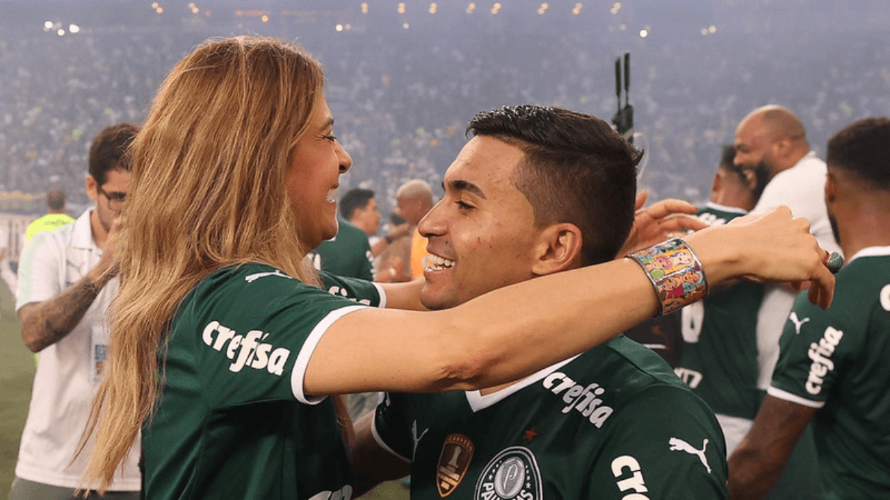 Com campanha da torcida pela permanência do atacante, a presidente assegura que ele ficará