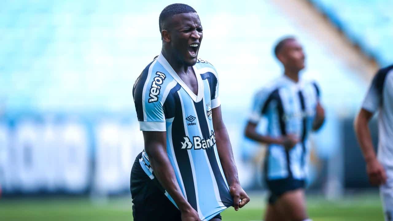 Com equipe alternativa na estreia, atual campeão Grêmio tenta defender o título