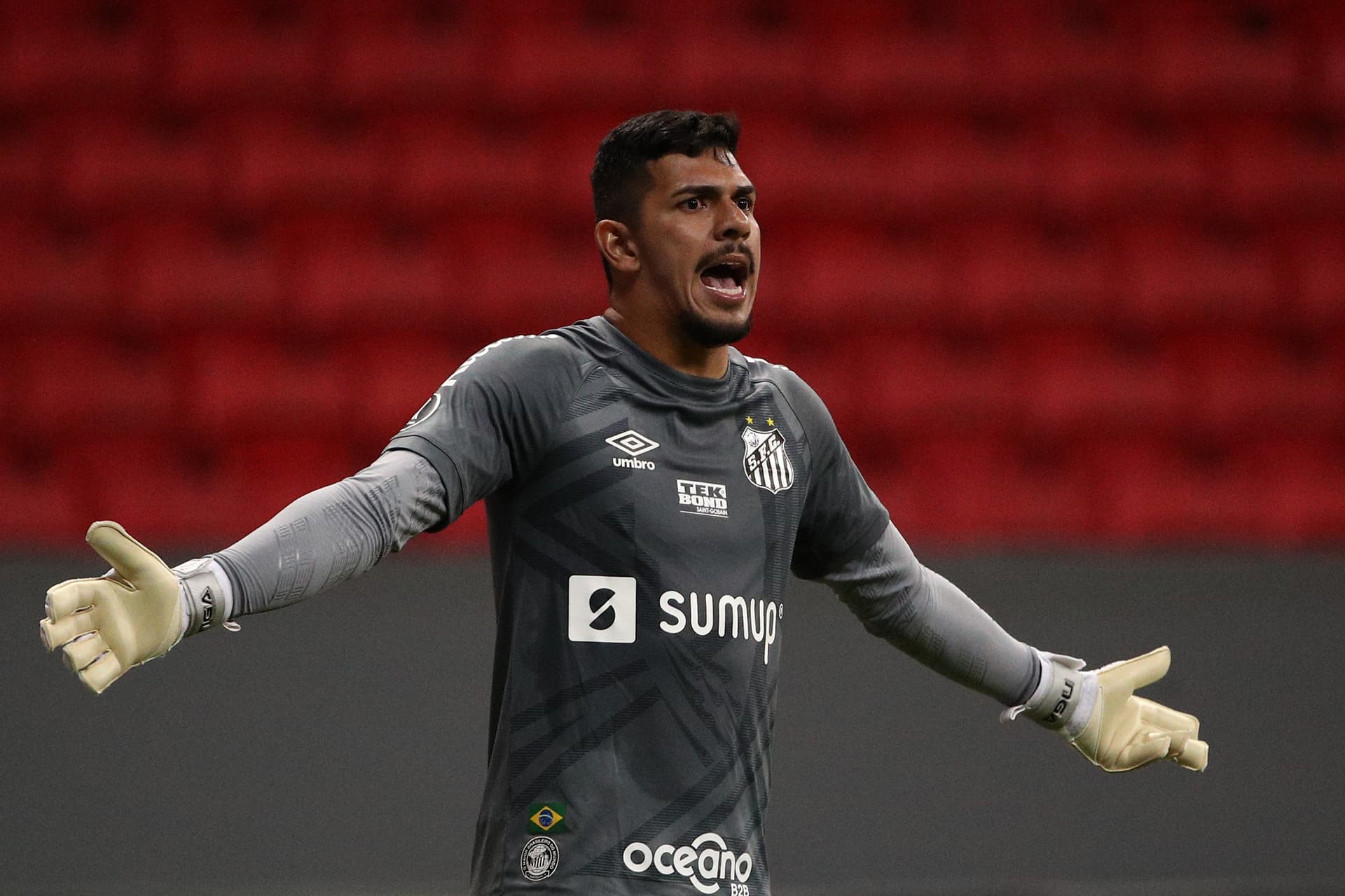 Com problemas graves no gol, Flamengo mira contratação de novo goleiro
