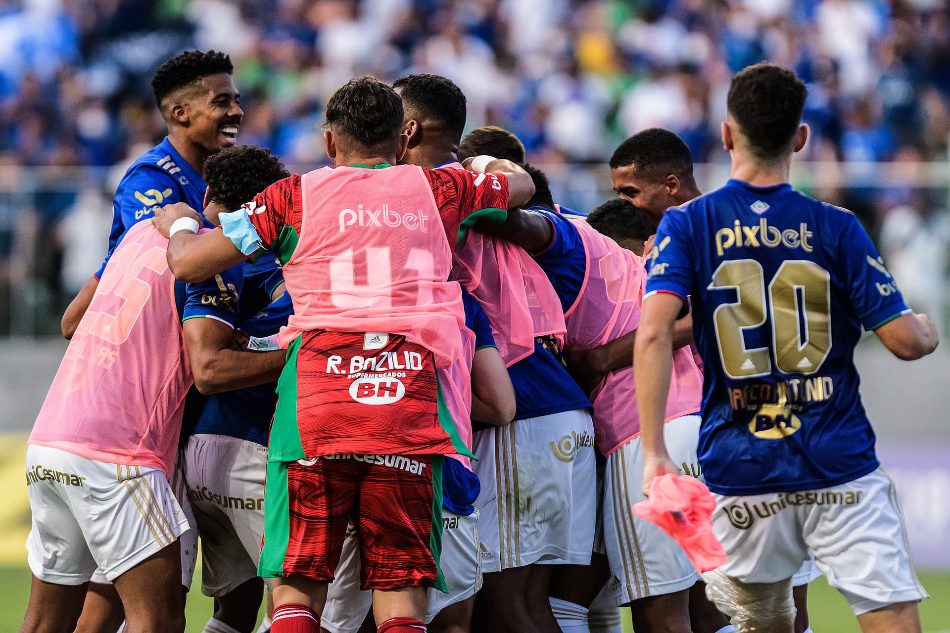 Com seis mudanças e as estreias de Rafael Cabral e Sidnei, equipe de Paulo Pezzolano consegue vitória apertada