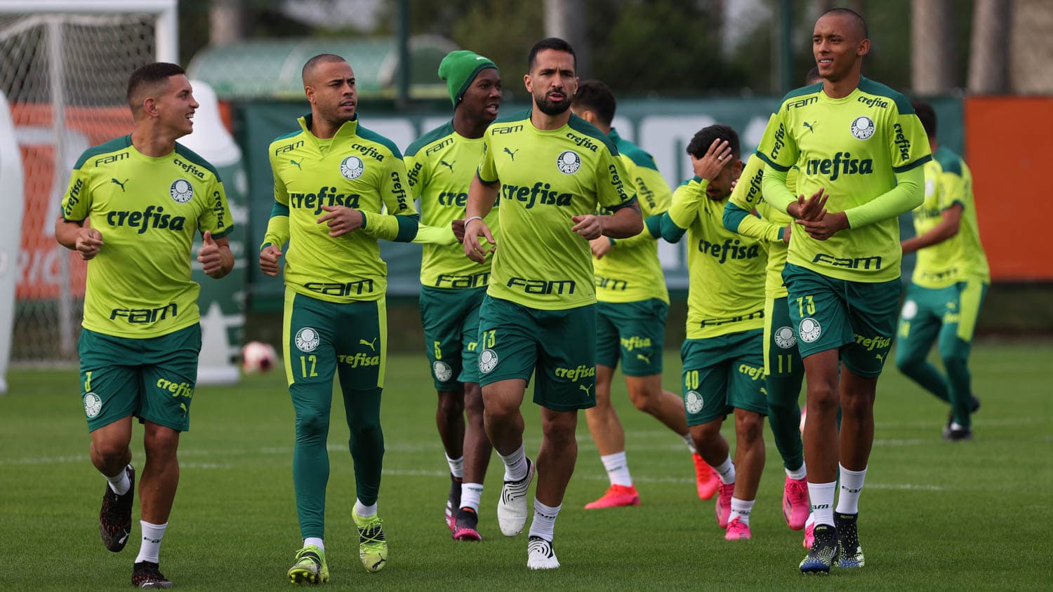 Com sondagens da Europa, jogador foi visto na noite paulistana e causou revolta na torcida e no técnico Abel Ferreira