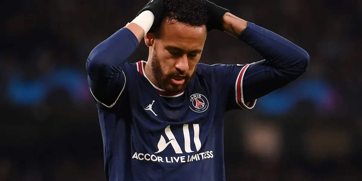 Com um visual muito particular, o brasileiro pôde ser visto em Barcelona, onde passou alguns dias com o filho.8