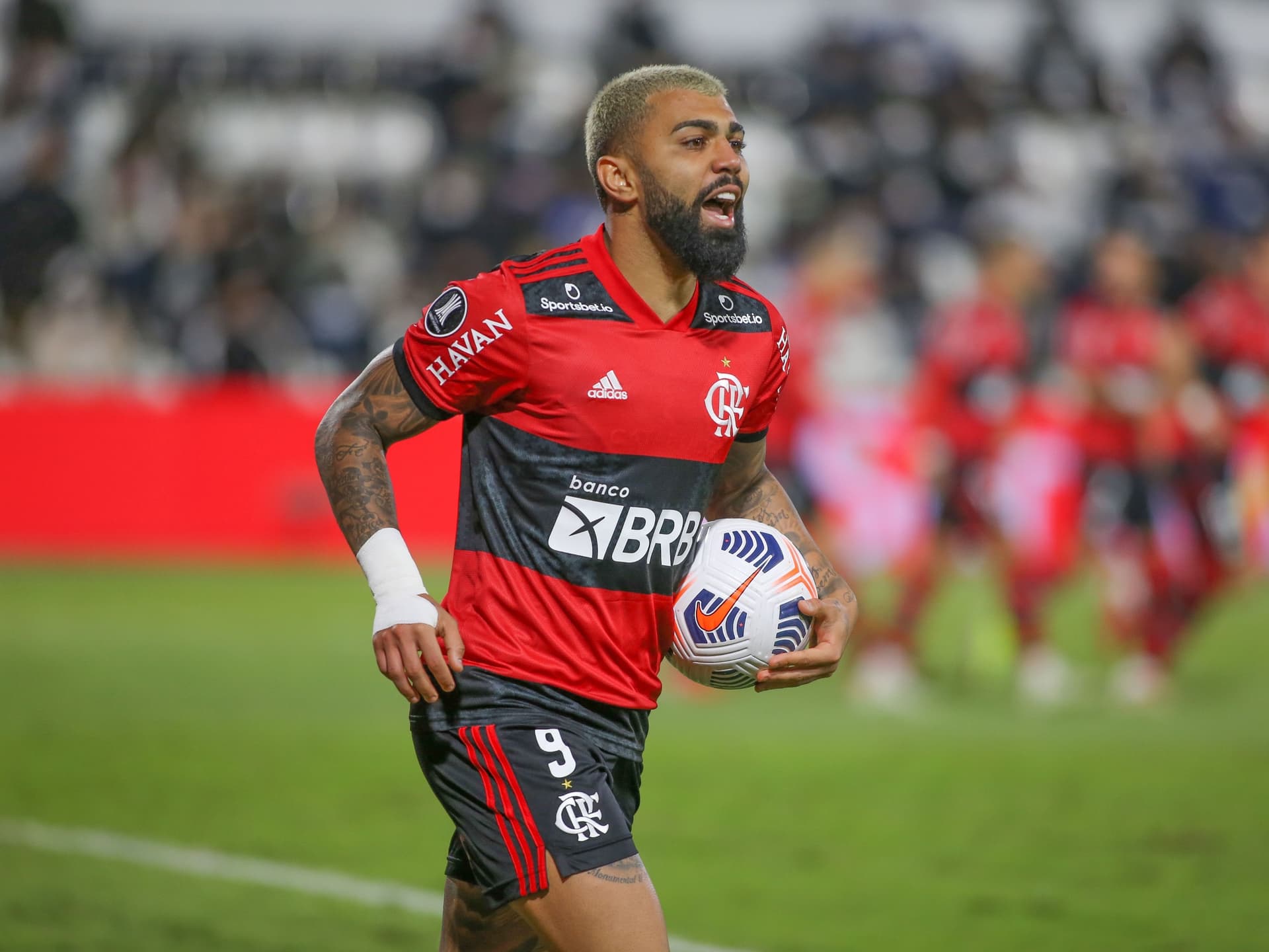 Com vaga encaminhada para a semifinal, Gabigol parece não tratar jogo contra o Olimpia com a mesma importância da Copa Libertadores