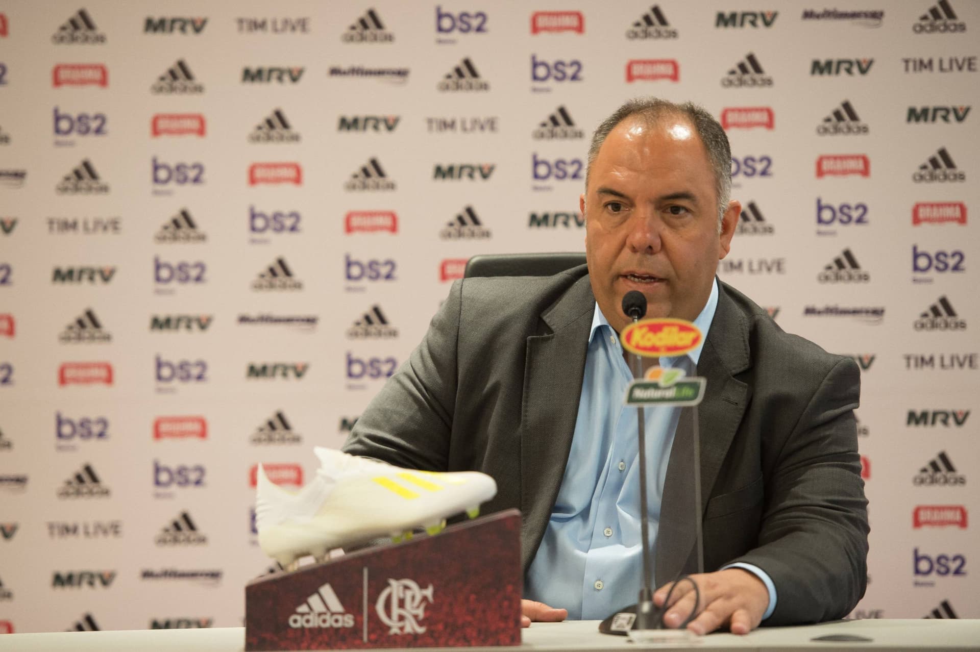 Contratação é contestada pela torcida do Flamengo, que pede demissão de dirigente