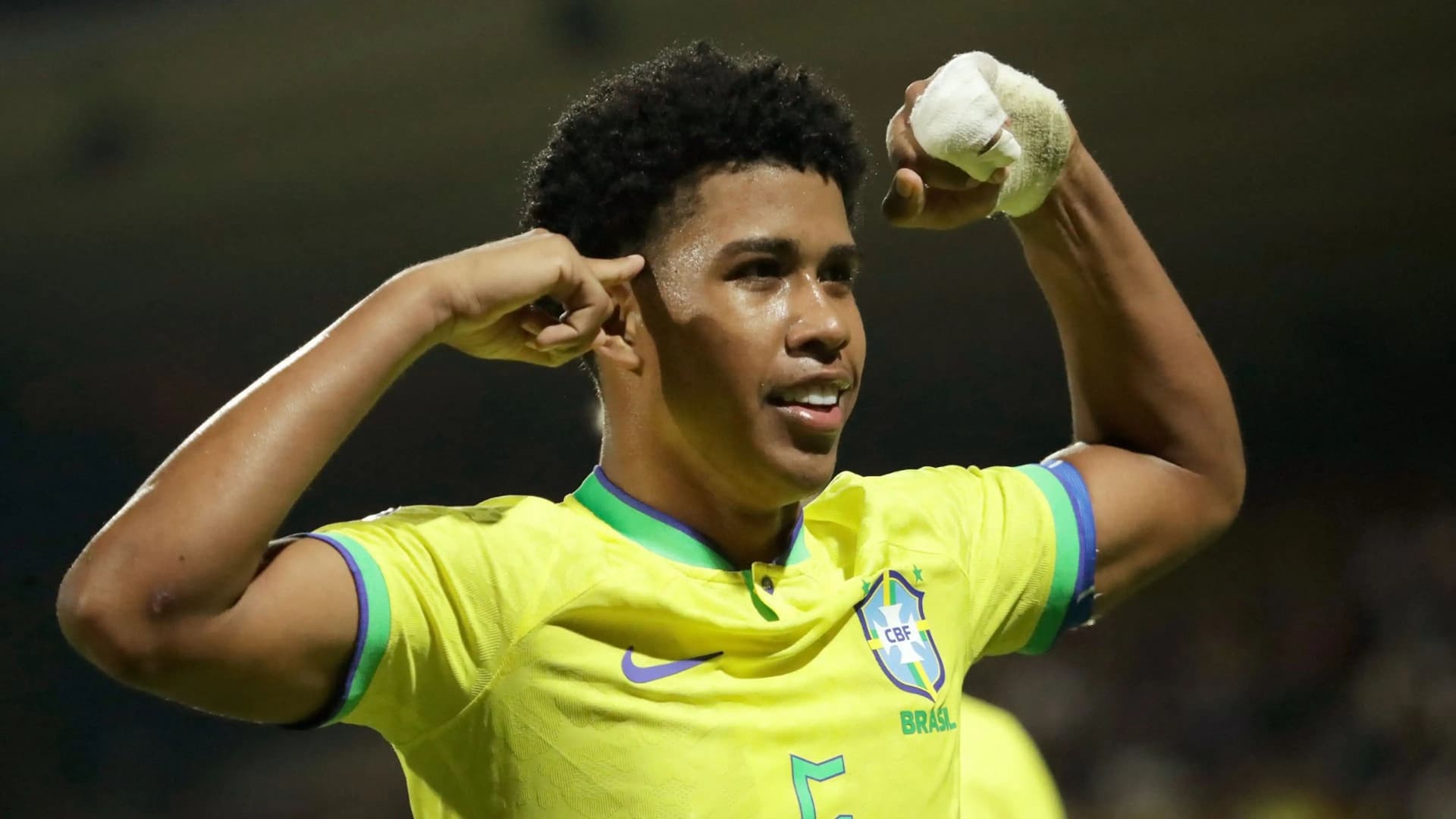 Contratado pelo Chelsea por R$ 68,9 milhões do Vasco da Gama, o volante Andrey Santos enfrenta um contratempo em sua mudança para Londres