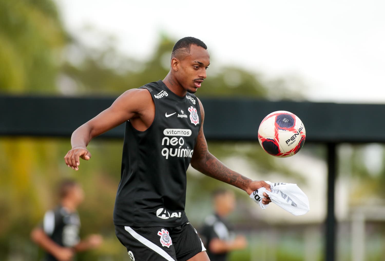 Corinthians se aproxima de vender Raul Gustavo e valor seria suficiente para renovar a busca do Timão por Roger Guedes