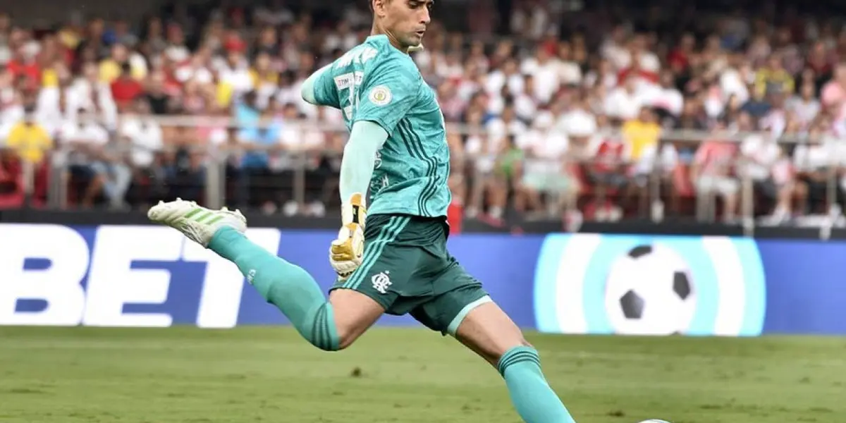 Coritba quer contar com o goleiro, que encerra contrato com o Mengão em abril