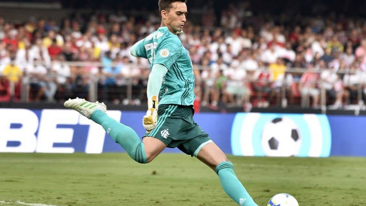 Coritba quer contar com o goleiro, que encerra contrato com o Mengão em abril