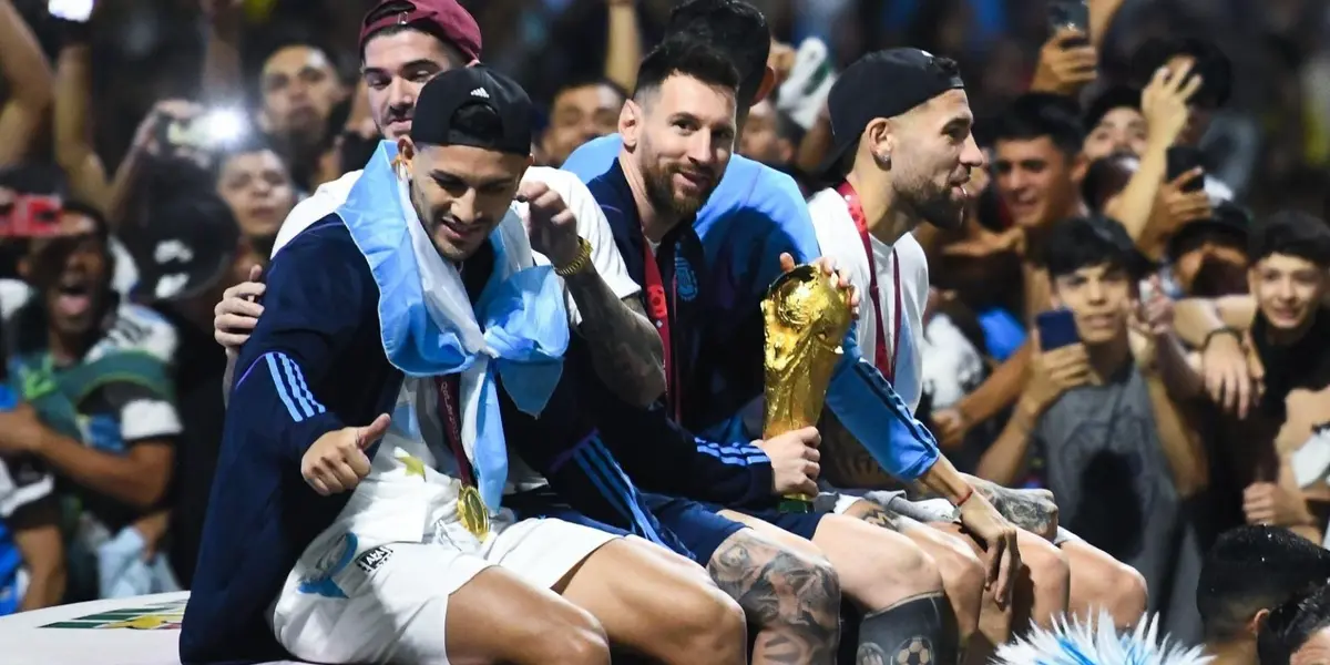 Craque da Argentina foi flagrado recebendo um boneco de pelúcia do tartaruga ninja