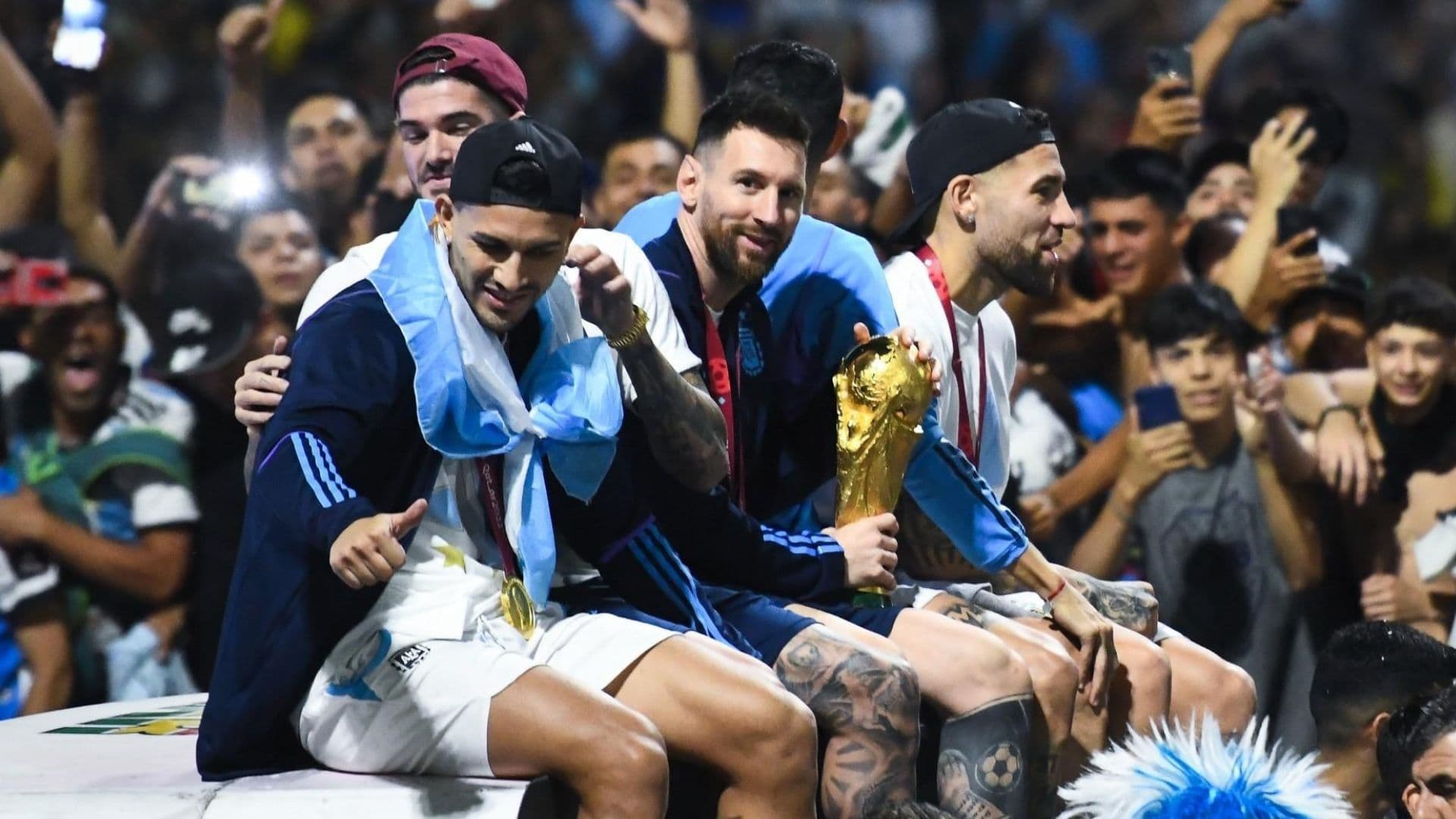 Craque da Argentina foi flagrado recebendo um boneco de pelúcia do tartaruga ninja