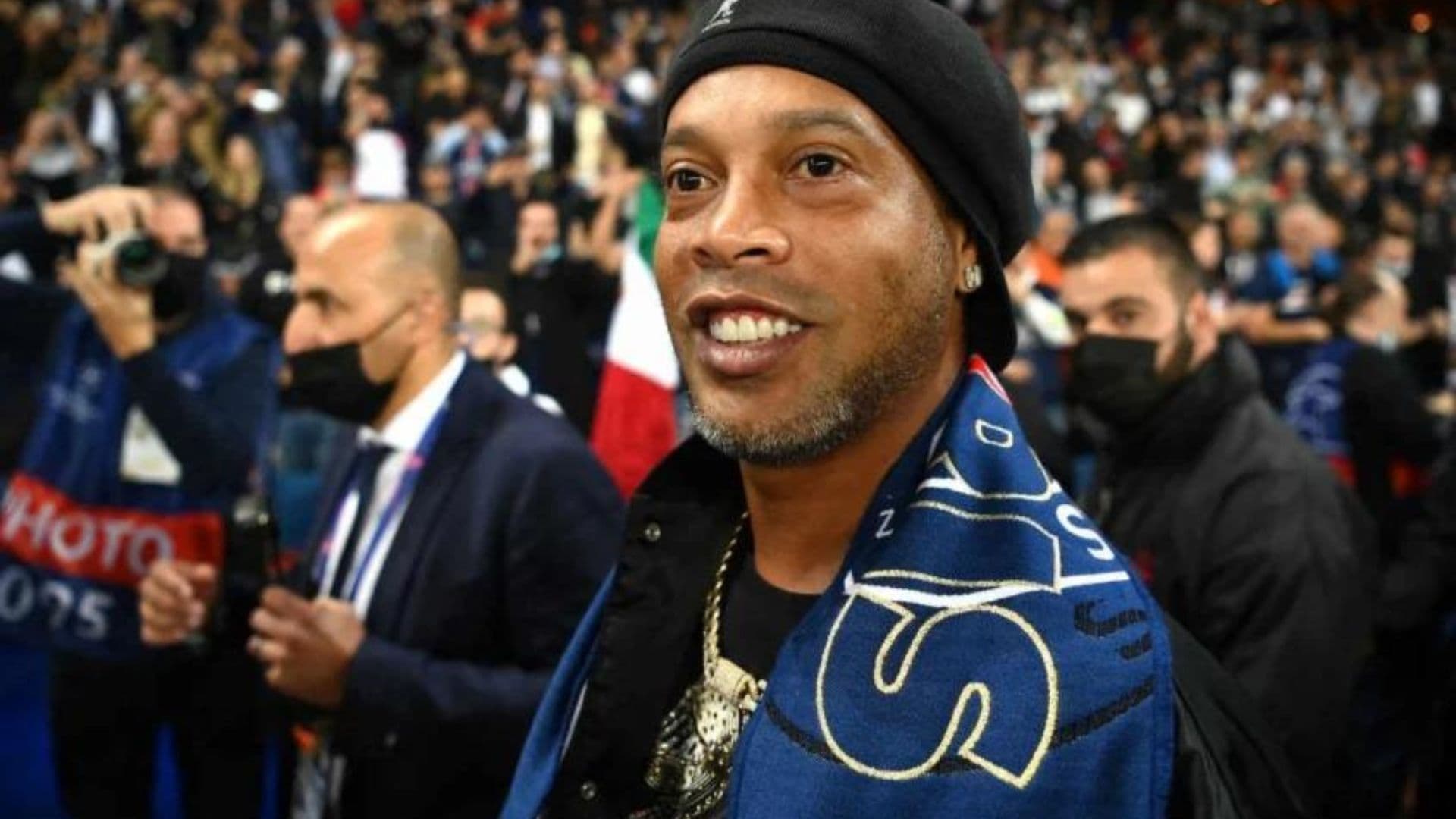 Craque da bola recebeu homenagem durante uma partida de futvôlei