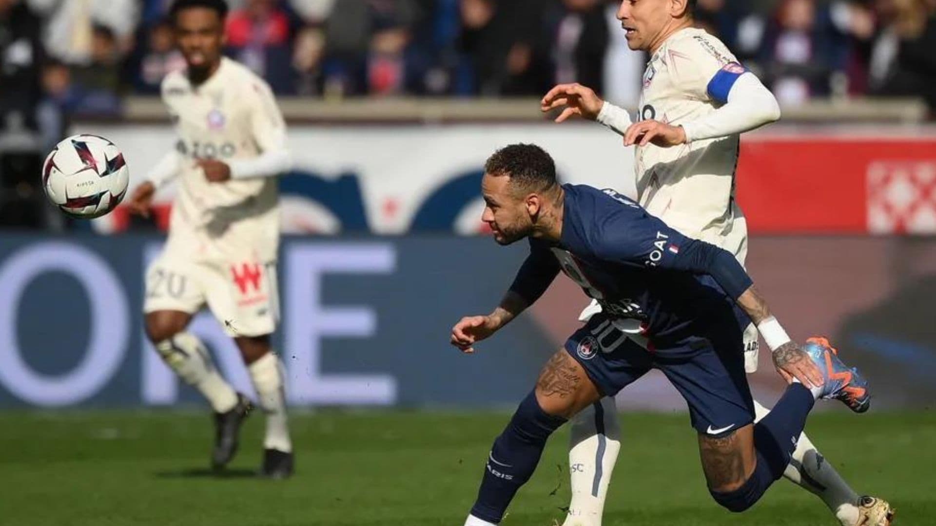 Craque da Seleção Brasileira torceu o tornozelo e deve desfalcar o PSG nas próximas semanas