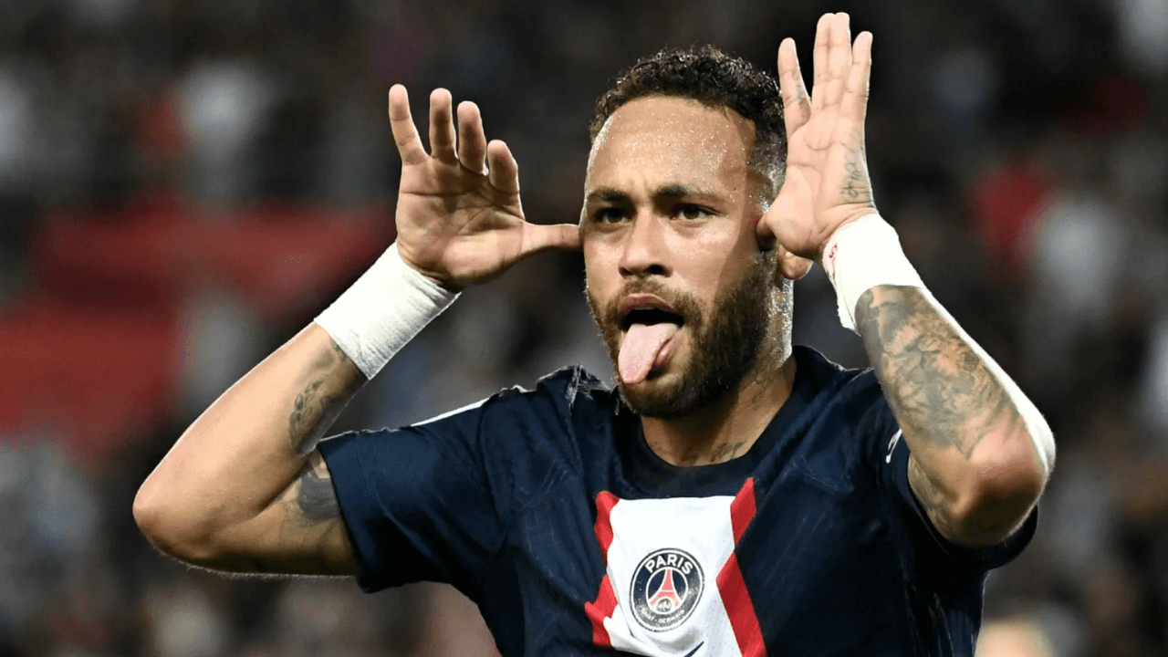 Craque segue curtindo as férias no Brasil enquanto não fecha com novo clube