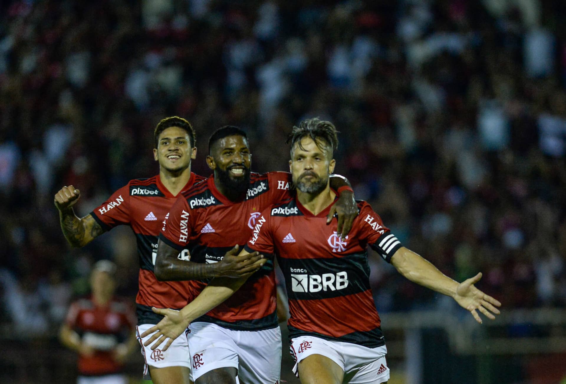 Craque uruguaio fez o 2-0, com golaço de falta, frente ao Nova Iguaçu