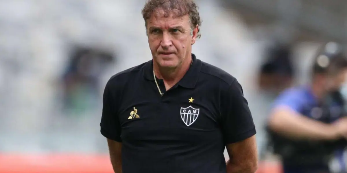 Cuca, que conquistou o Brasileirão e a Copa do Brasil, anuncia de surpresa que deixa o At. Mineiro "por motivos pessoais"