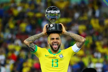 Dani Alves comentou sobre escassez de jogadores nas laterais do Brasil