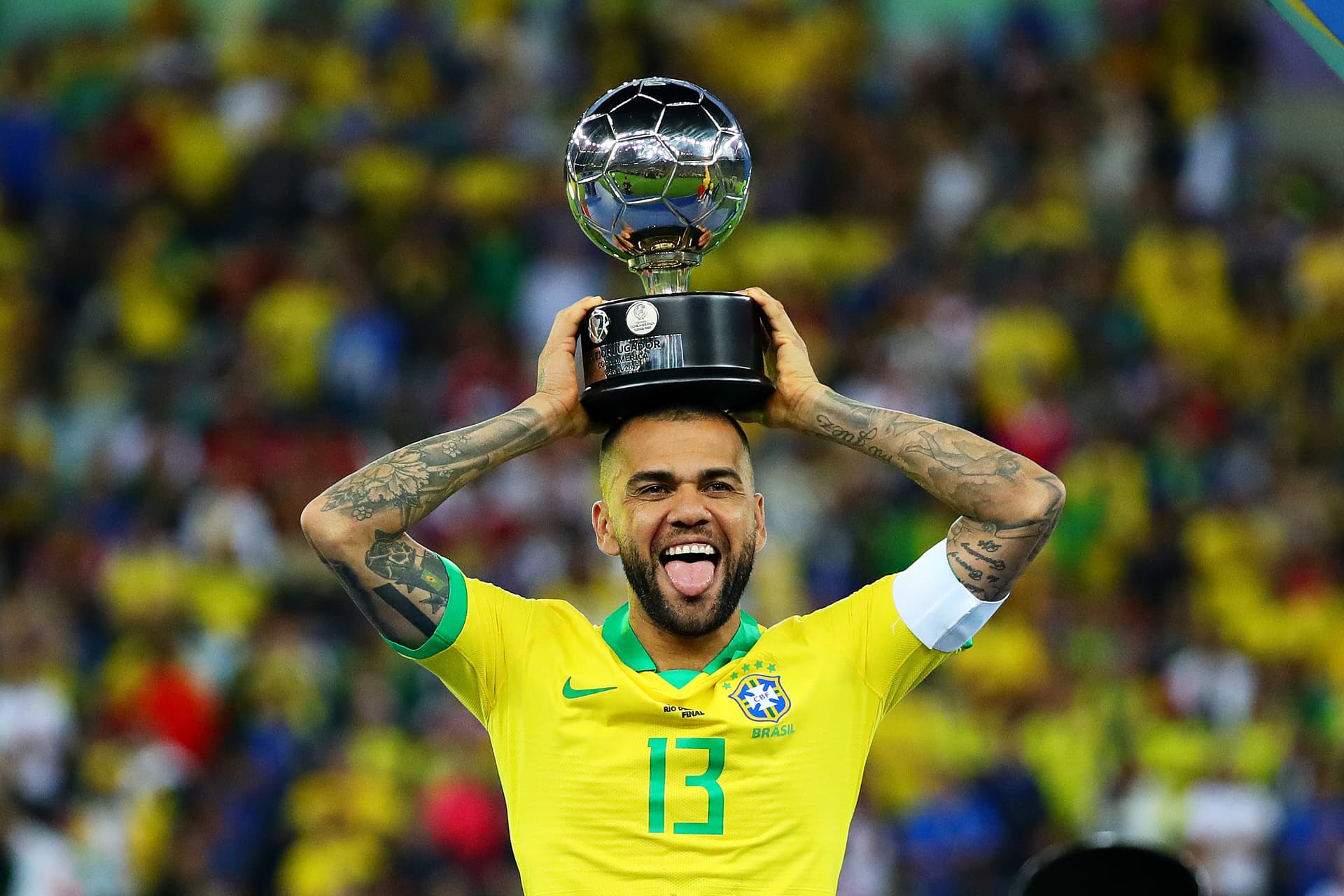 Dani Alves comentou sobre escassez de jogadores nas laterais do Brasil