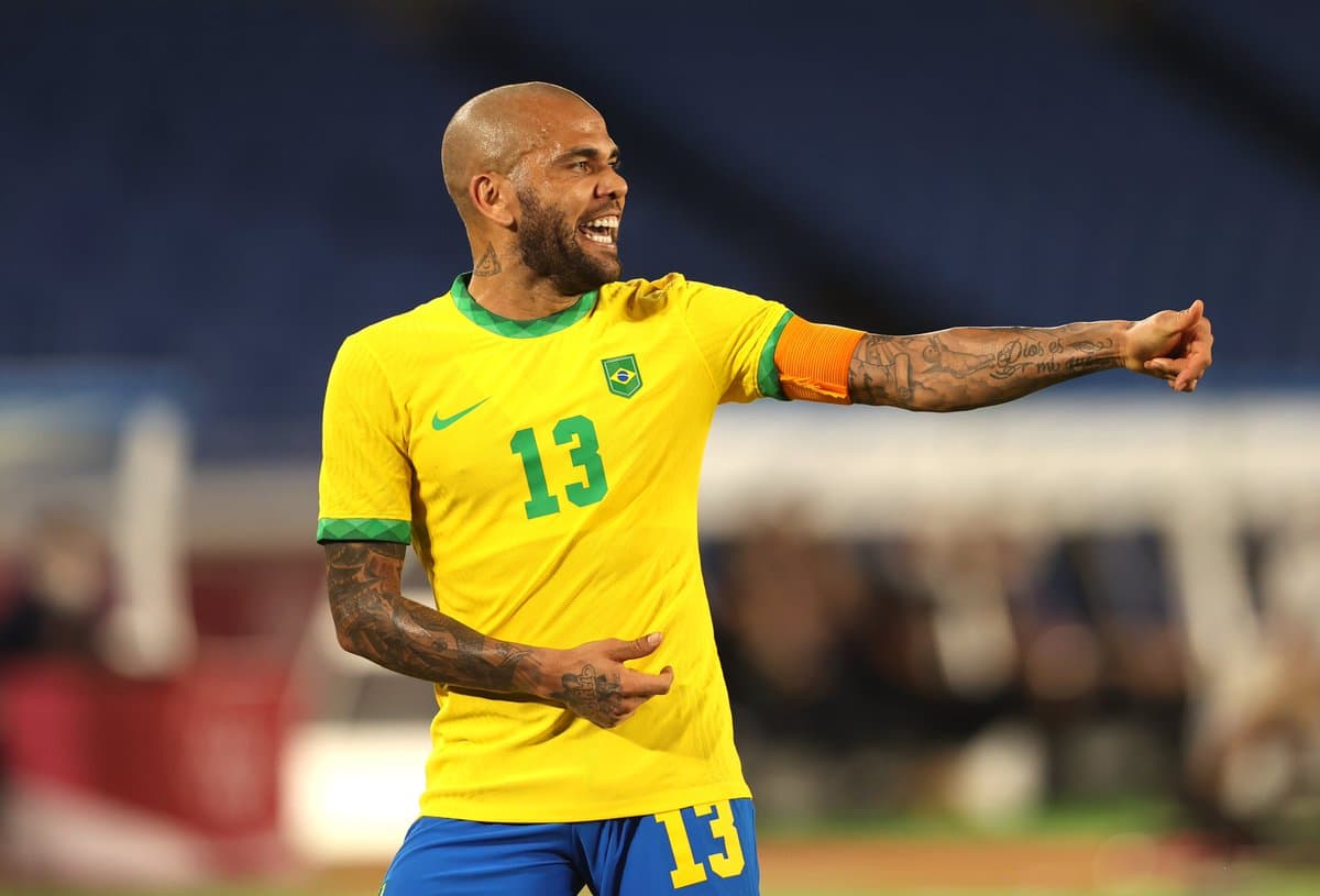 Dani Alves entrou em campo em Quito após a expulsão de Emerson Royal. O lateral-direito, no Equador vs. Brasil faz história com a camisa da seleção