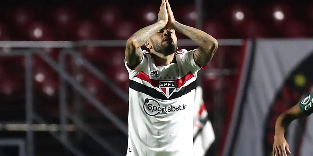 Daniel Alves amarga mais uma eliminação com o São Paulo na Copa Libertadores e pode marcar sua despedida do Tricolor