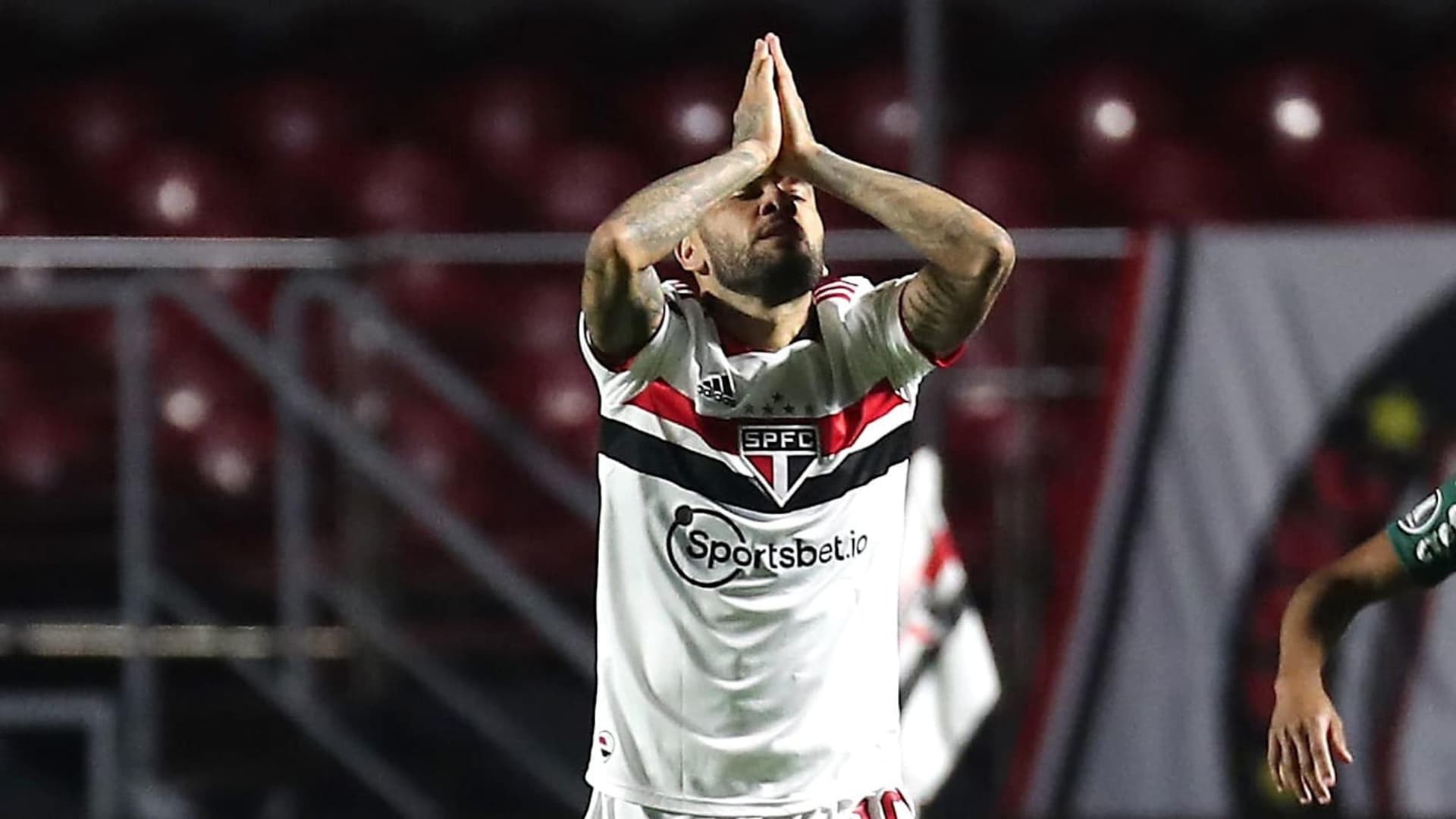 Daniel Alves amarga mais uma eliminação com o São Paulo na Copa Libertadores e pode marcar sua despedida do Tricolor