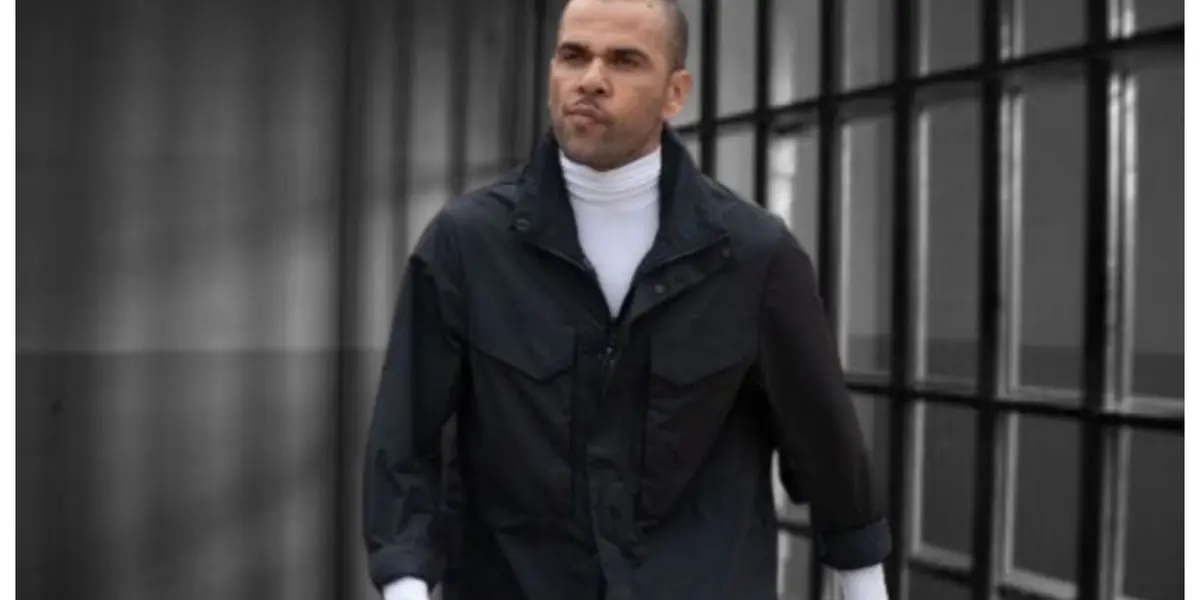 Daniel Alves com uma blusa neutra