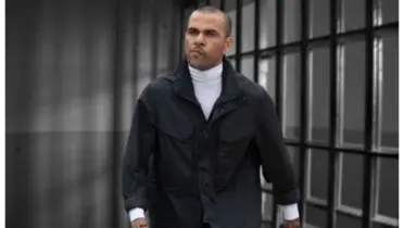 Daniel Alves com uma blusa neutra