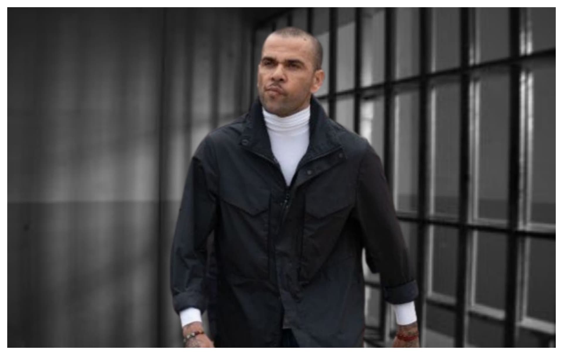 Daniel Alves com uma blusa neutra
