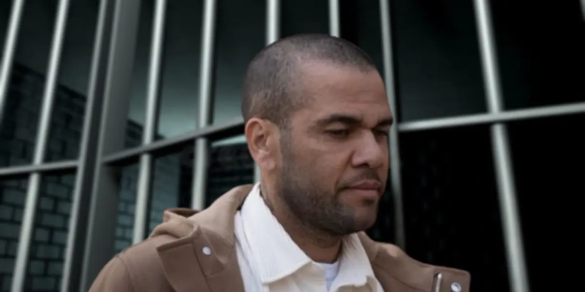 Daniel Alves com uma camisa neutra